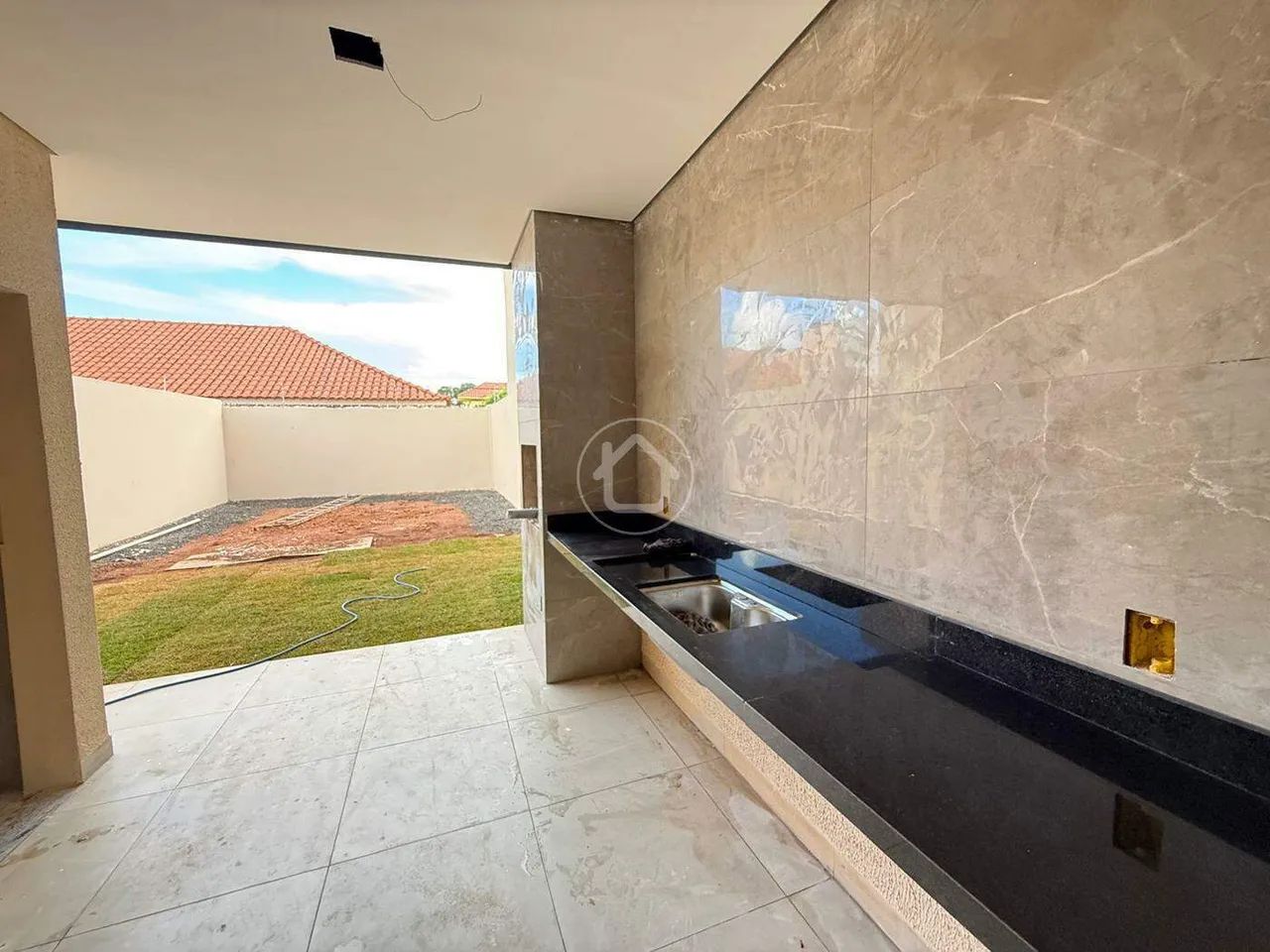 CASA GRANDE COM 3 SUÍTES - EM FRENTE À PRAÇA - Foto 5