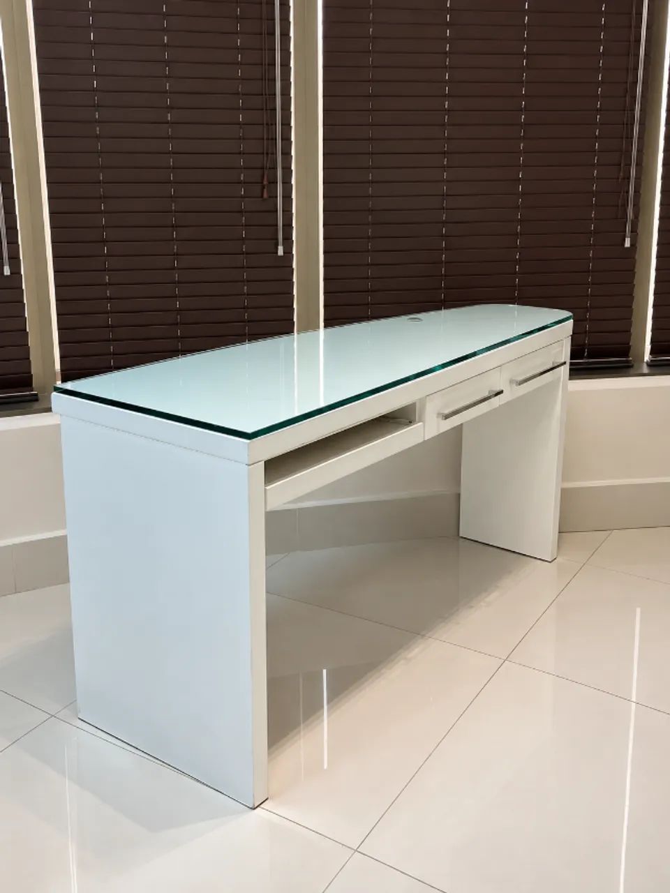 Mesa branca com tampo de vidro, gavetas e bandeja retrátil - Foto 3