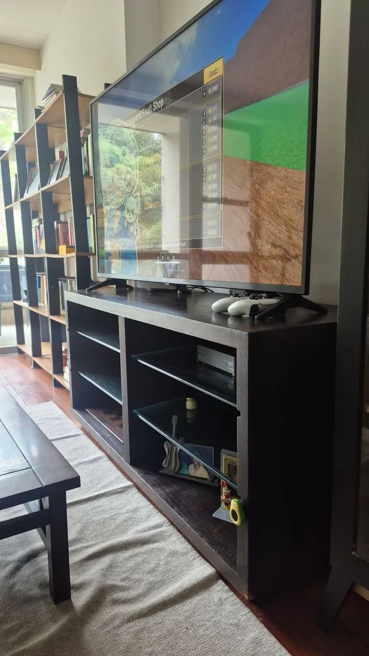 Rack de madeira maciça com vidro