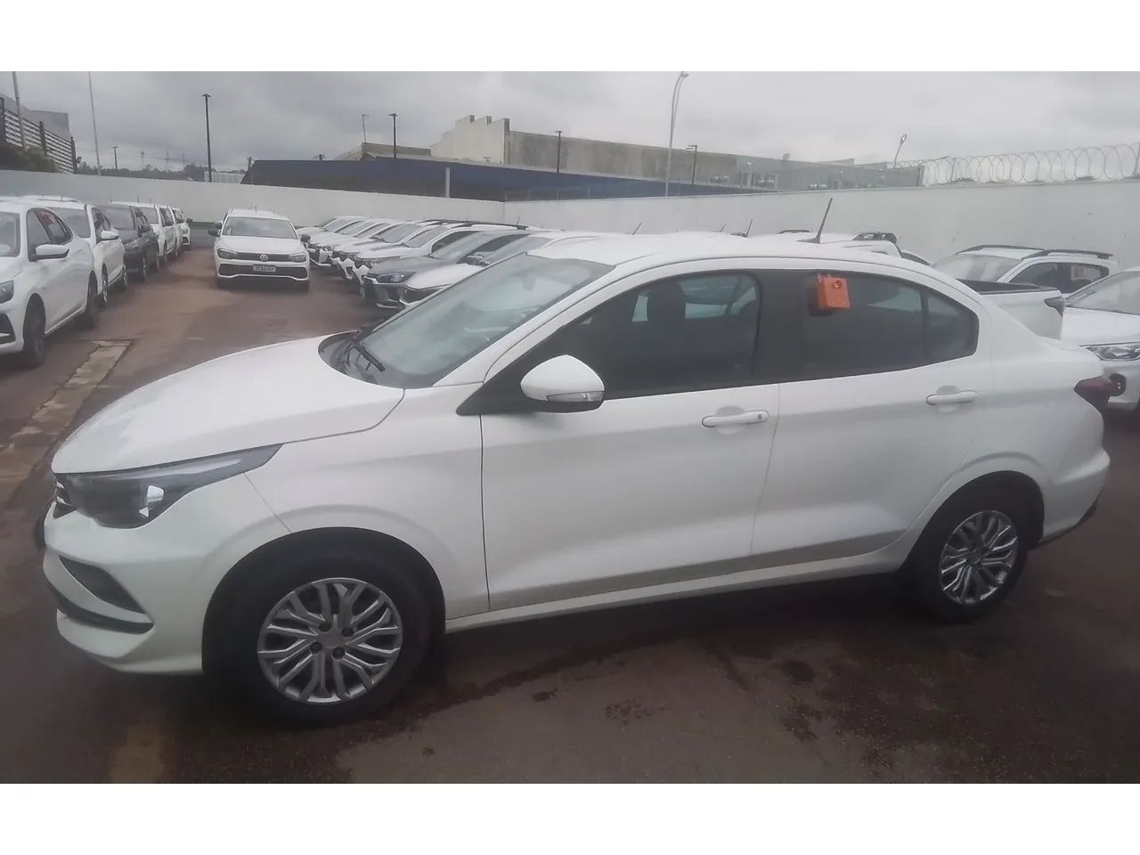 Fiat Cronos 1.0 6V Flex, foto 2 de 11