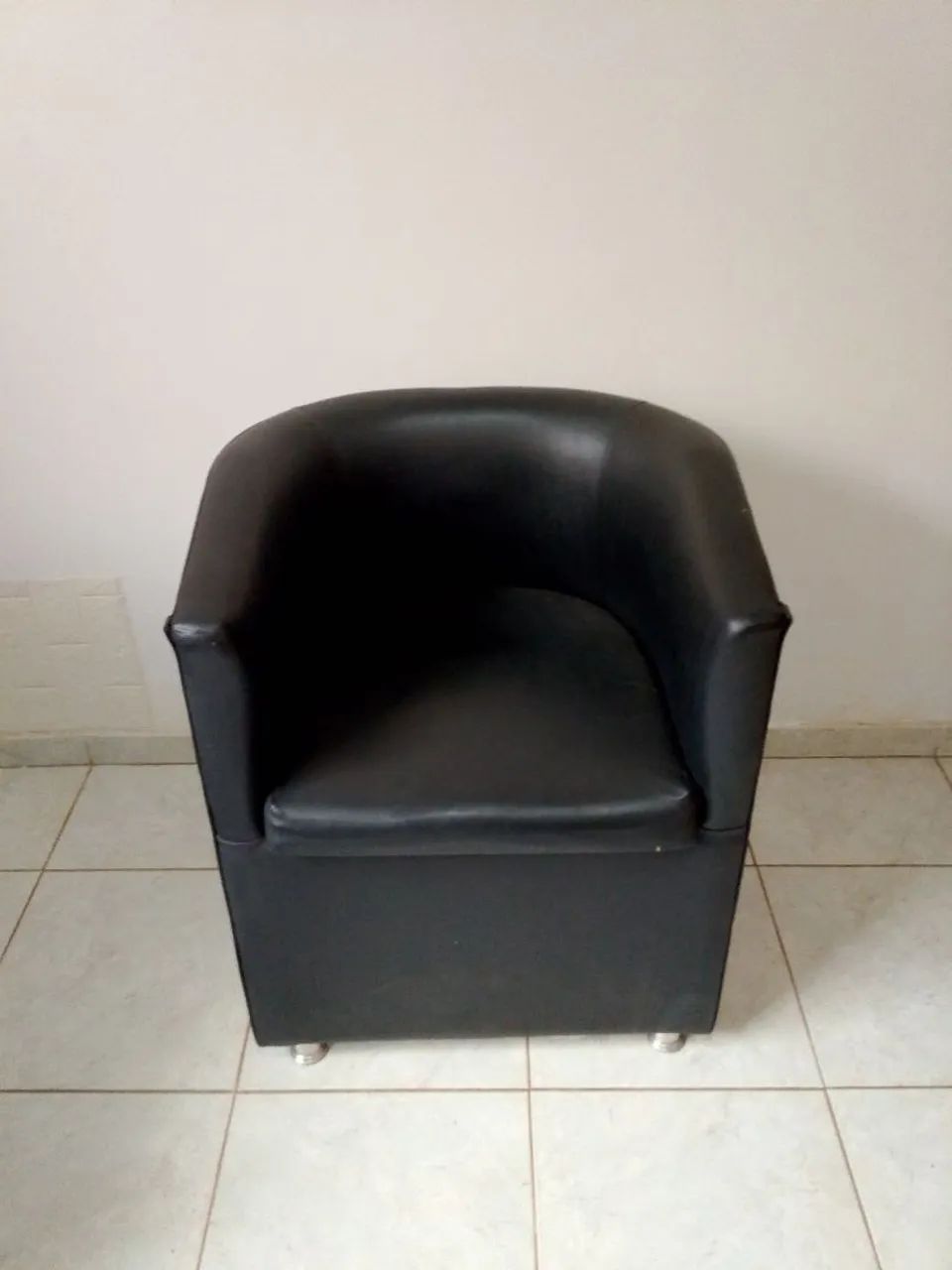 Poltrona preta de courino
