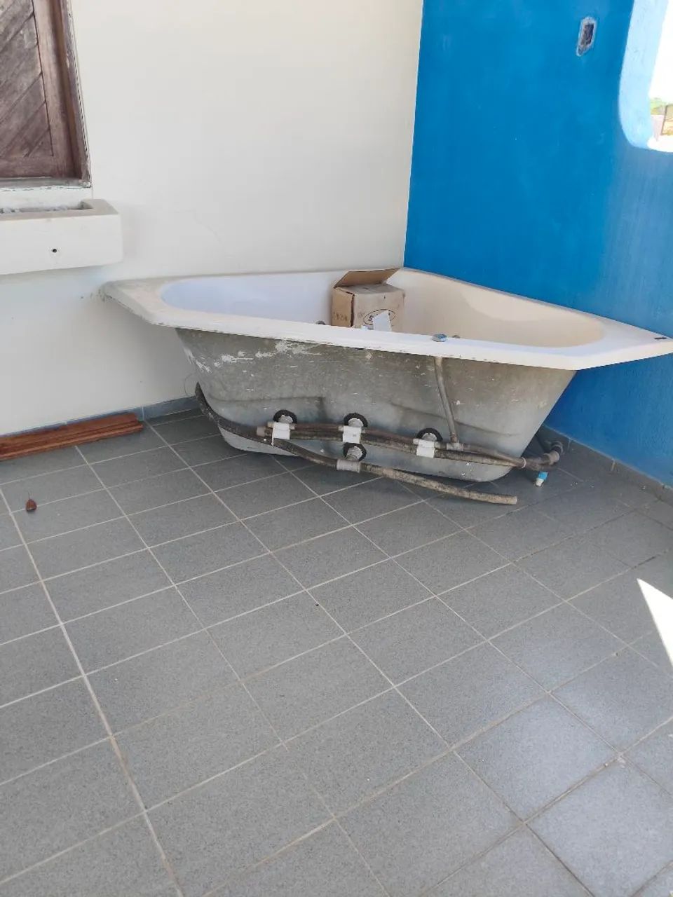 Banheira triangular para banheiro, vai com a bomba nova sem uso.