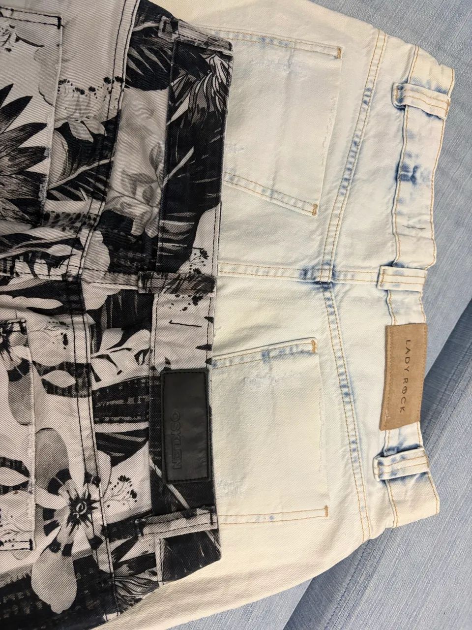 Mini saias Osklen e Lady Rock - modernas - jeans claro e estampado preto e branco - 40 - Foto 3