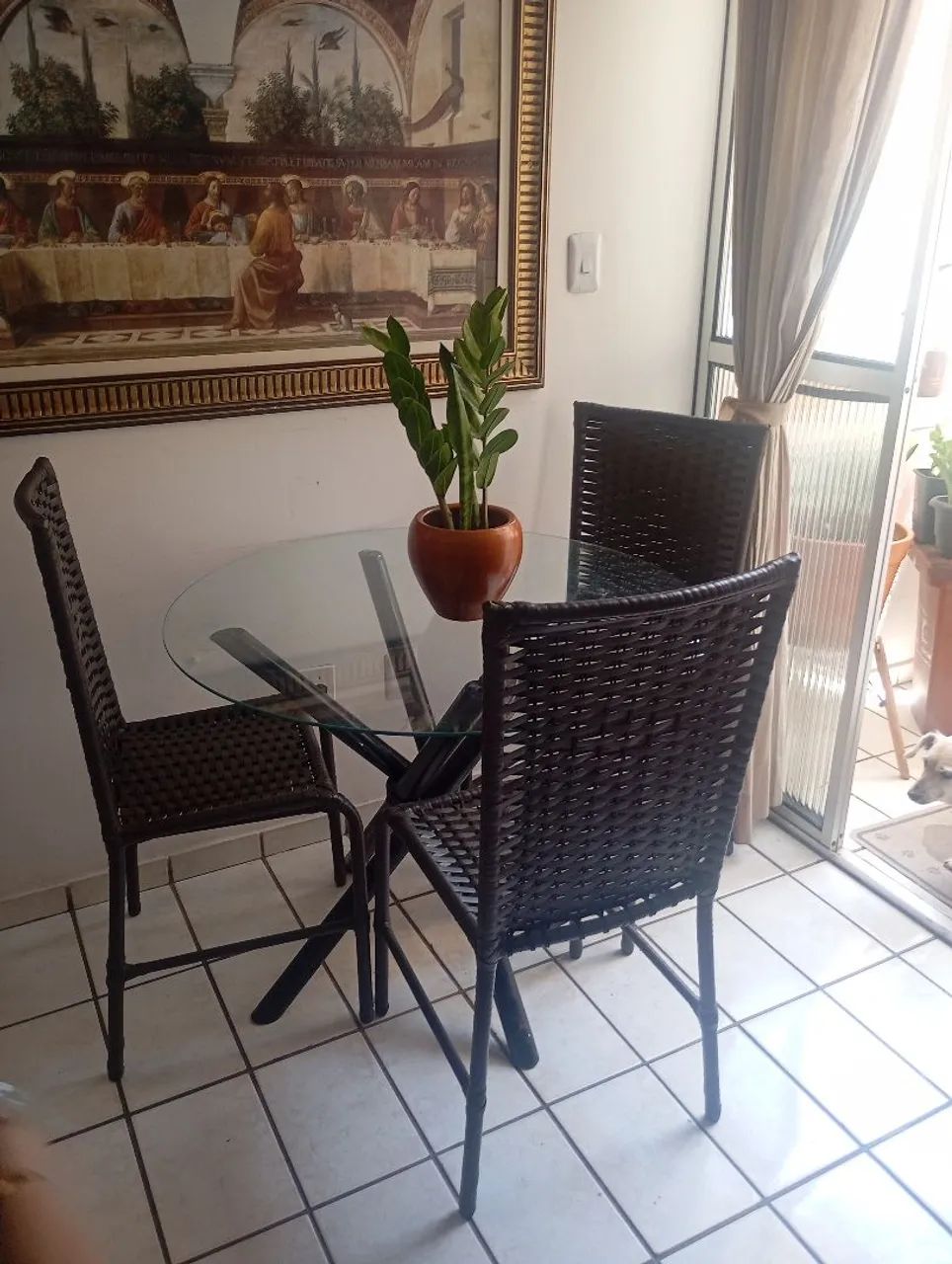 Vendo jogo de mesa redonda com 4 cadeiras d Vine 