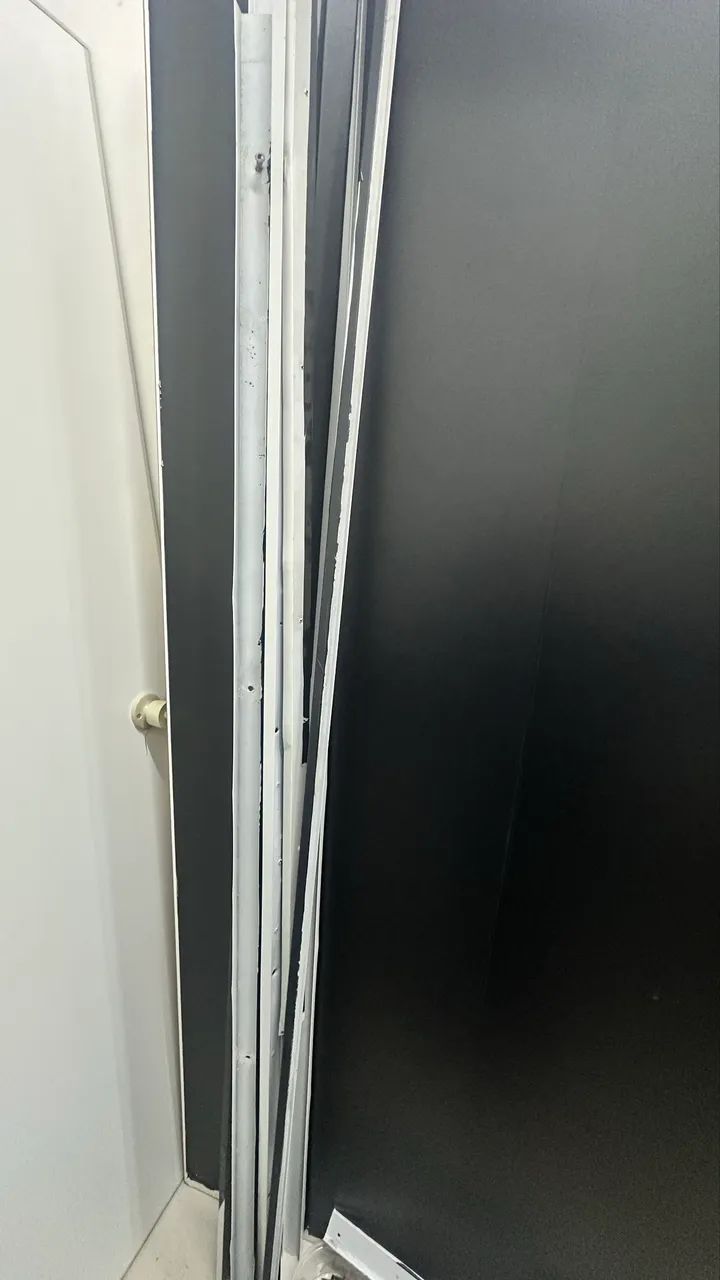 Divisória com porta e balcão em L 