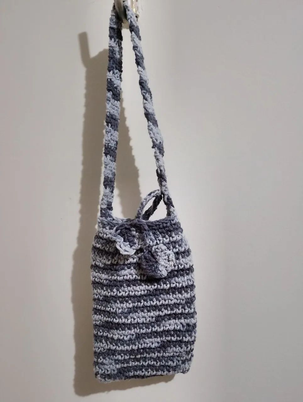 Bolsa porta celular crochê cinza degradê sob medida  - Foto 4