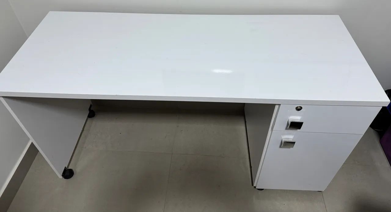 Mesa estudos super conservada