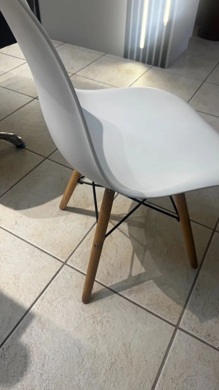 Cadeira Eames Eiffel branca com hastes metálicas. - Foto 2