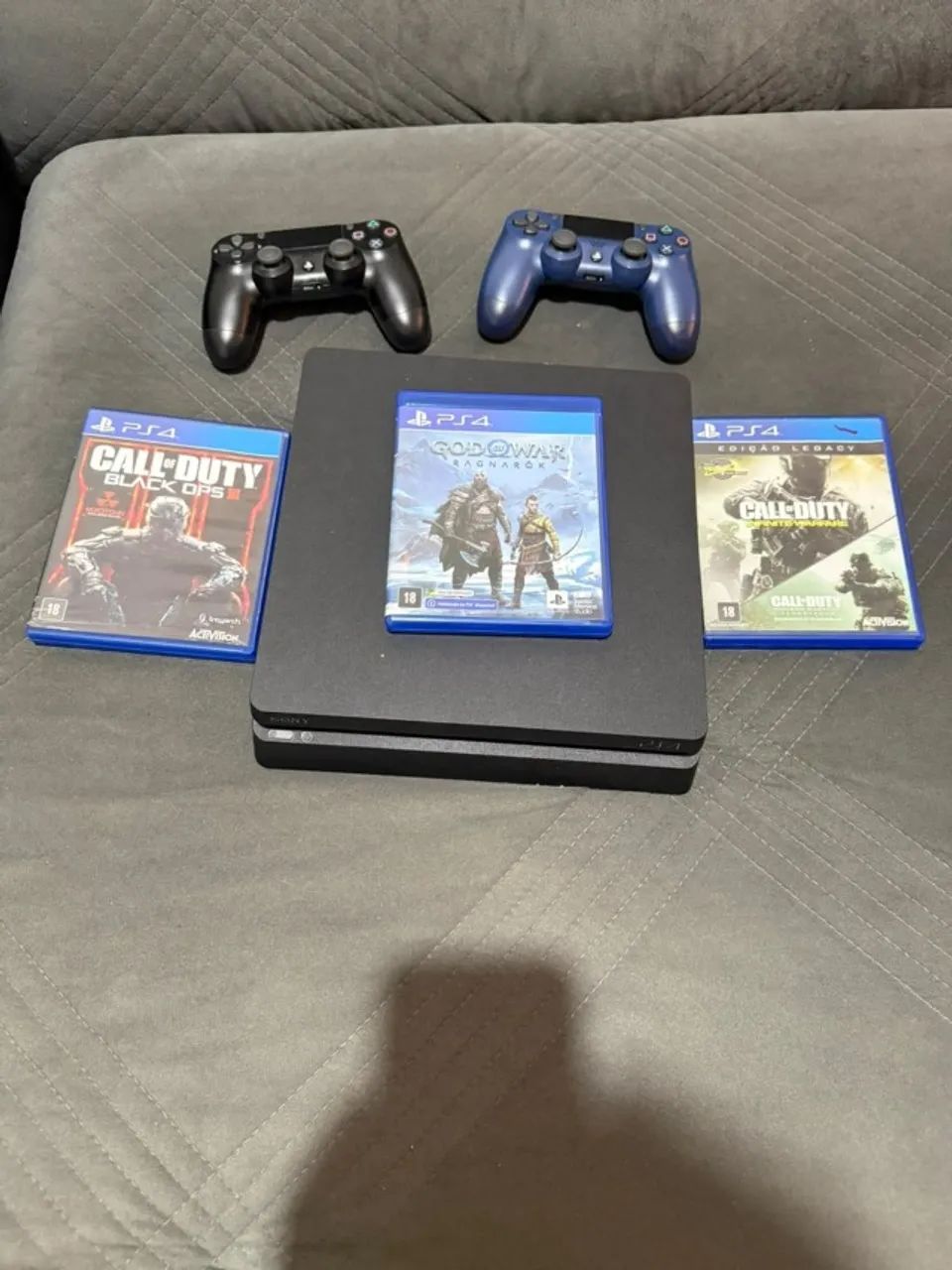 Vendo ps4 1T com 2 controles 3 jogos 