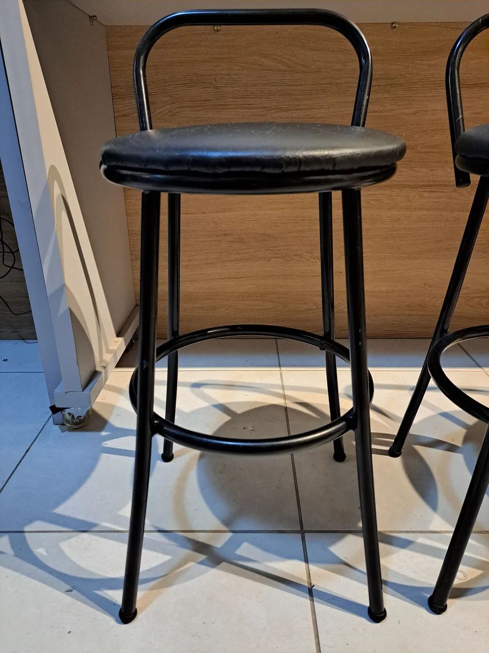 Kit com 3 banquetas estofadas pretas - Foto 5
