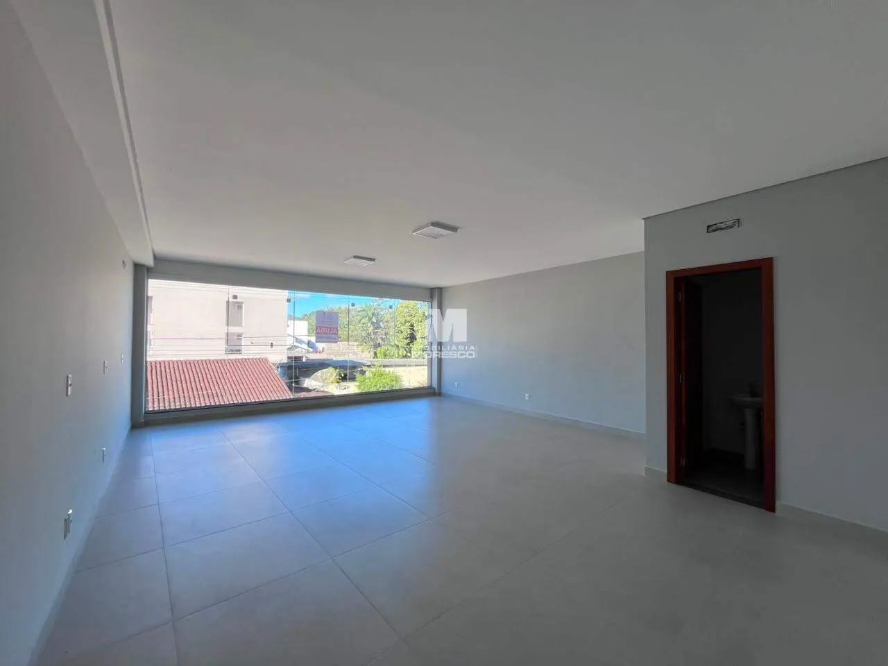 Sala comercial no centro de Guabiruba! - Foto 2