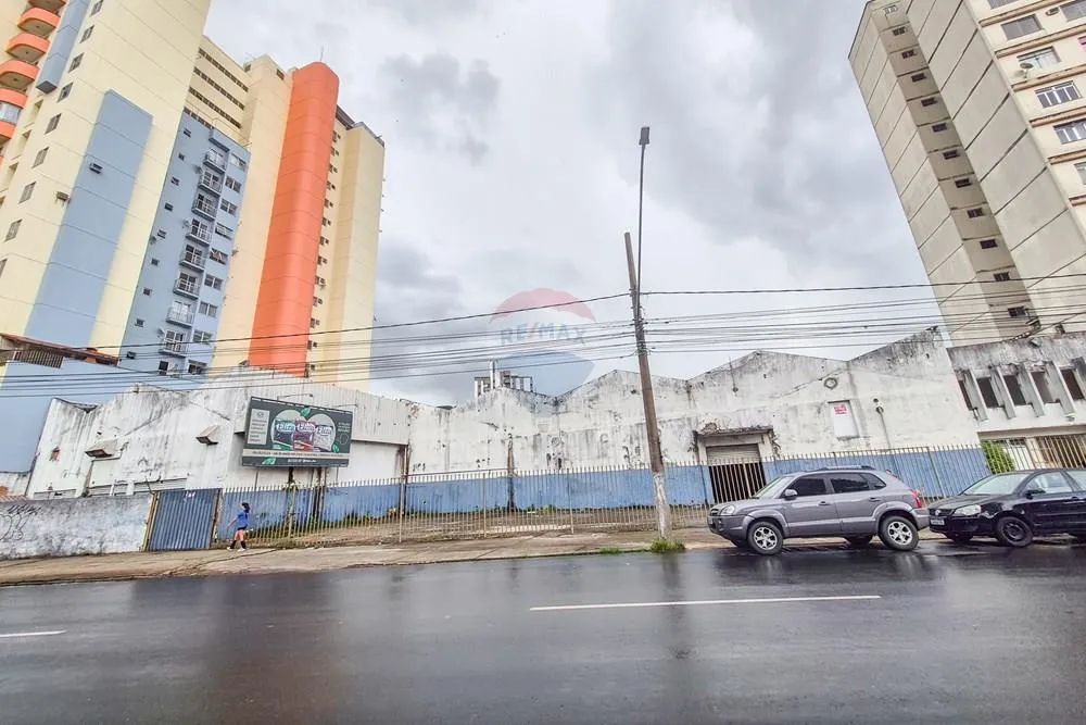 Galpão com cerca de 2000m2 entre a Rio Branco e Av. Brasil, no Poço Rico