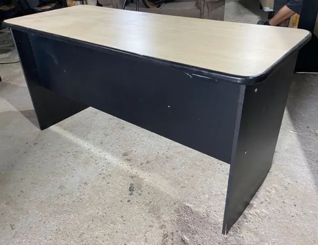 Escrivaninha de mdf, preta e amarela.