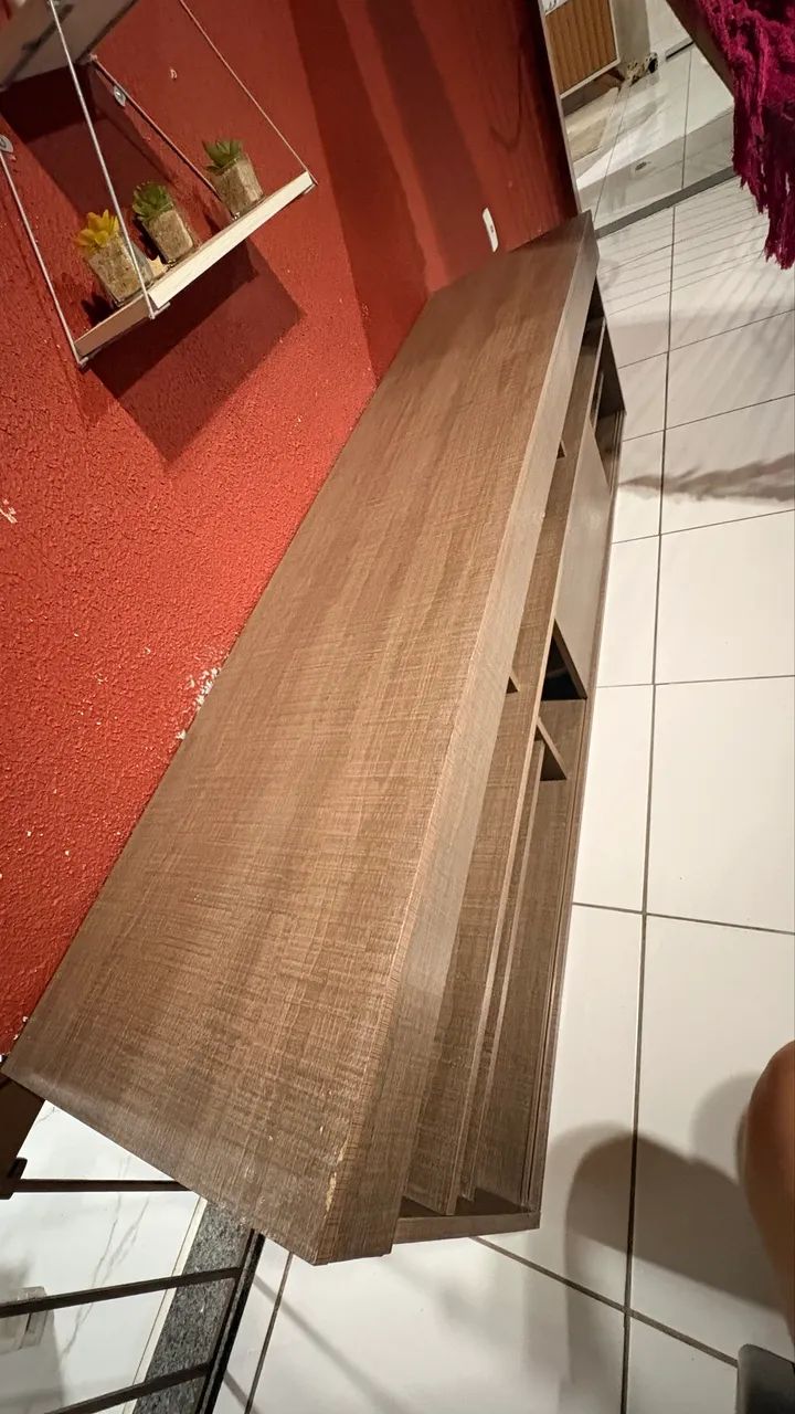 Painel e rack elegante para a sua sala