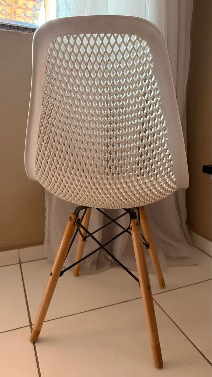 Kit com 3 Cadeiras Estilo Eames Brancas - Pés de Madeira - Foto 3
