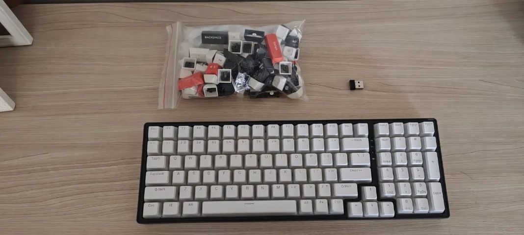 Teclado mecânico Machenike K600G tri-mode, com keypads pudding + originais