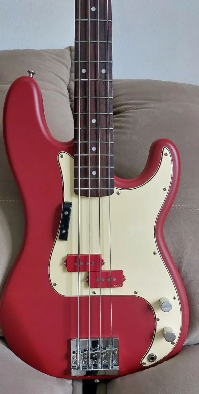 Baixo Squier Caps EMG 