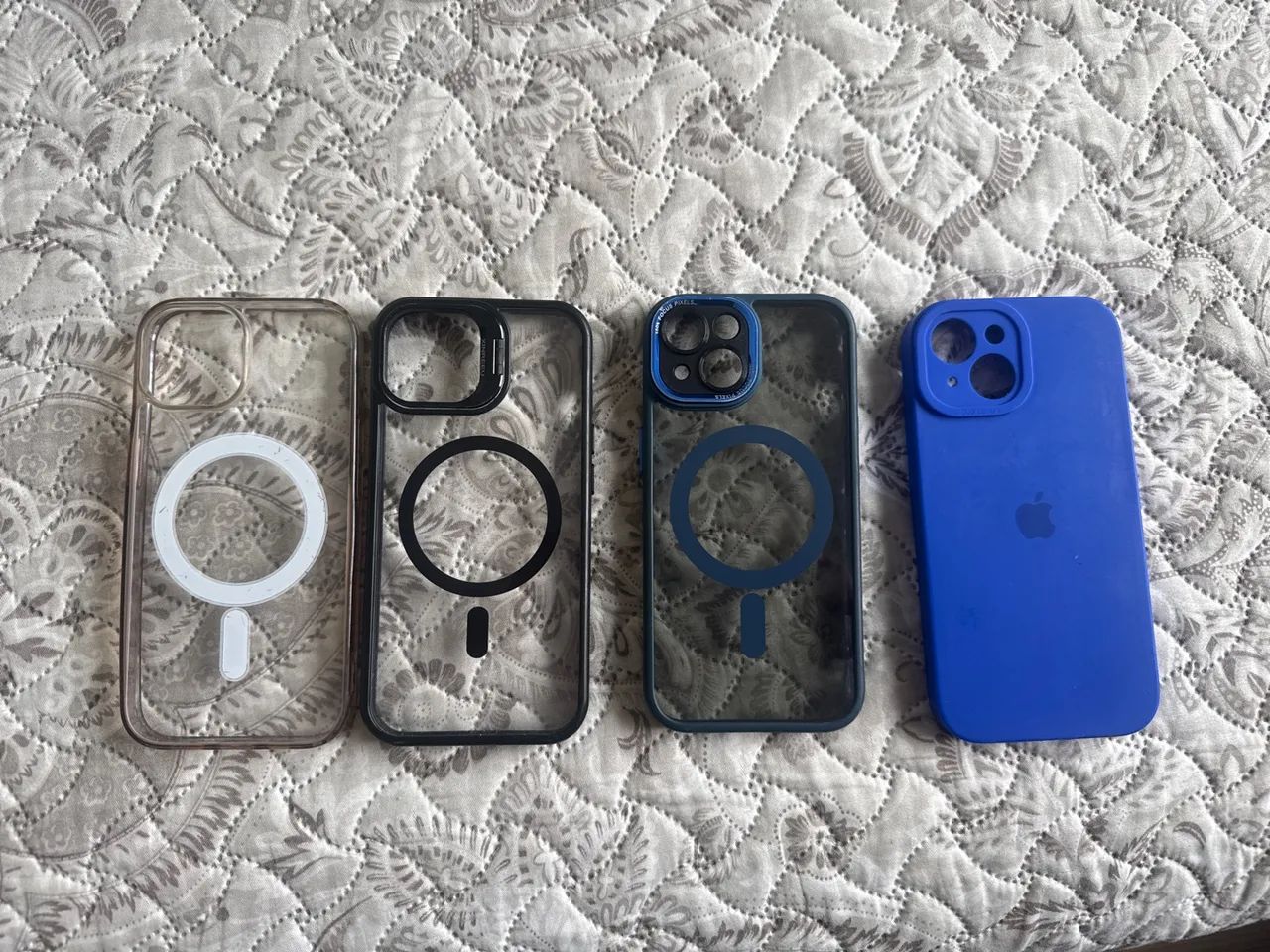 vendo capinhas do iphone 15, cada uma é 20