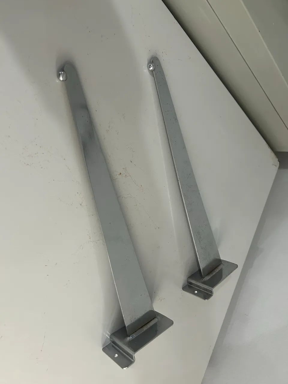 Gancho cromado 50cm para painel canaletado