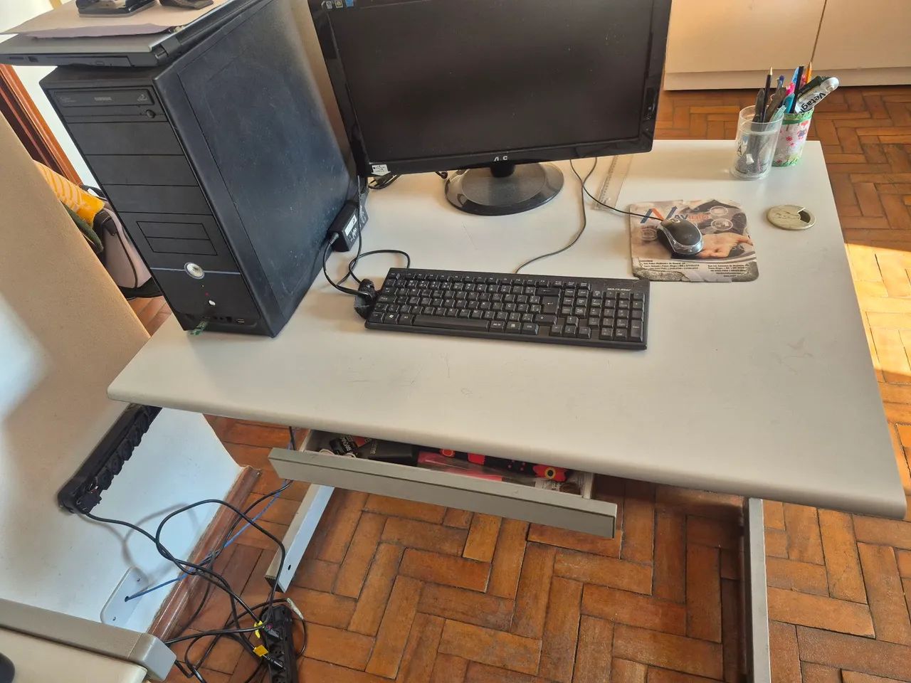 Mesa de escritório e cadeiras