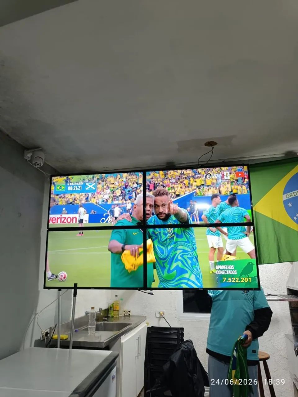 KIT 4 TV'S 32" + VIDEO WALL CONTROLLER