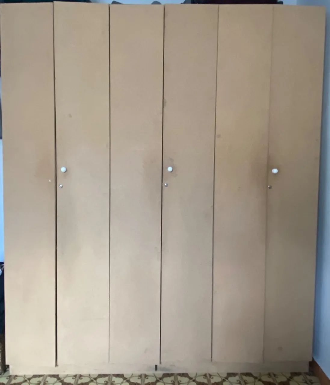 Guarda roupa de madeira com 3 repartições 