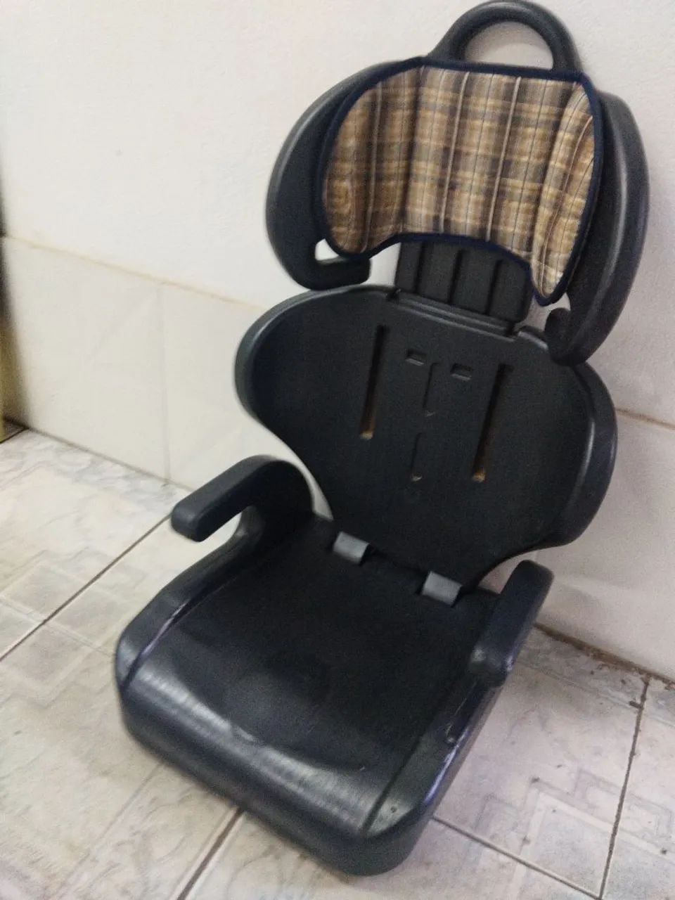 Acento elevado com encosto (5 a 7 anos) 