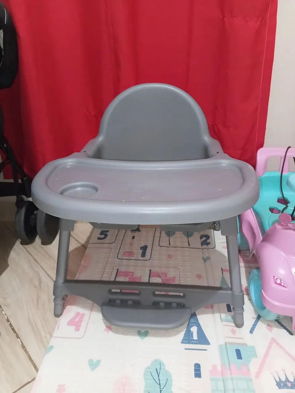 Cadeirinha infantil , com cinto segurança e pés pra alevar  - Foto 2