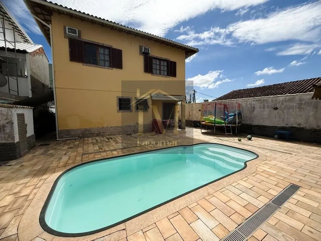 Casa com piscina e 3 quartos a venda em condomínio