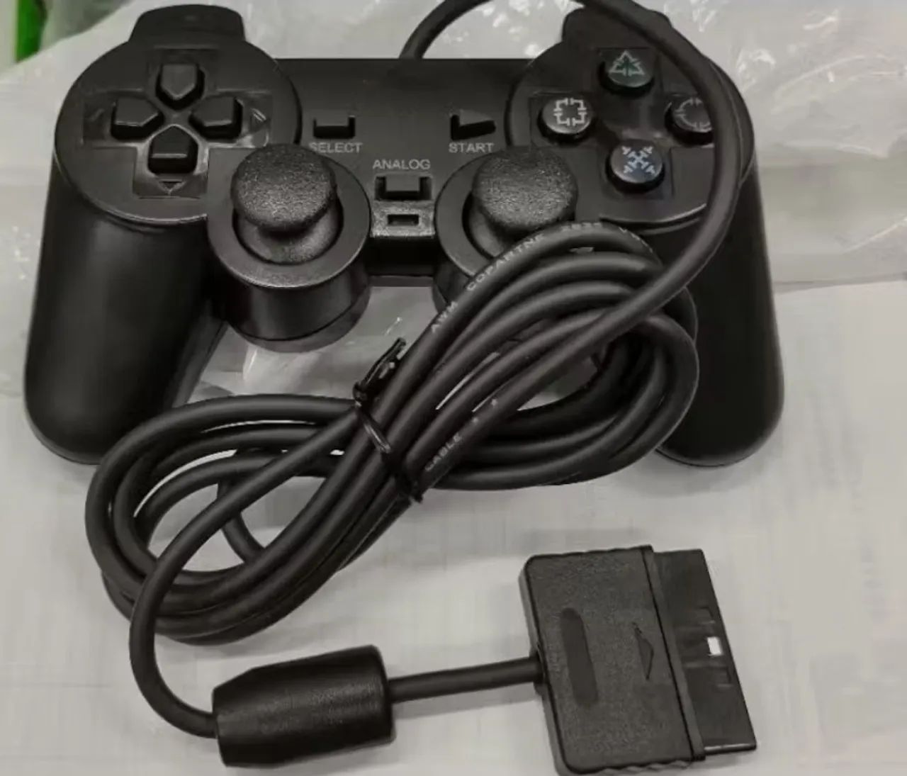 controle joystick compatível com o console PlayStation 2 (PS2).