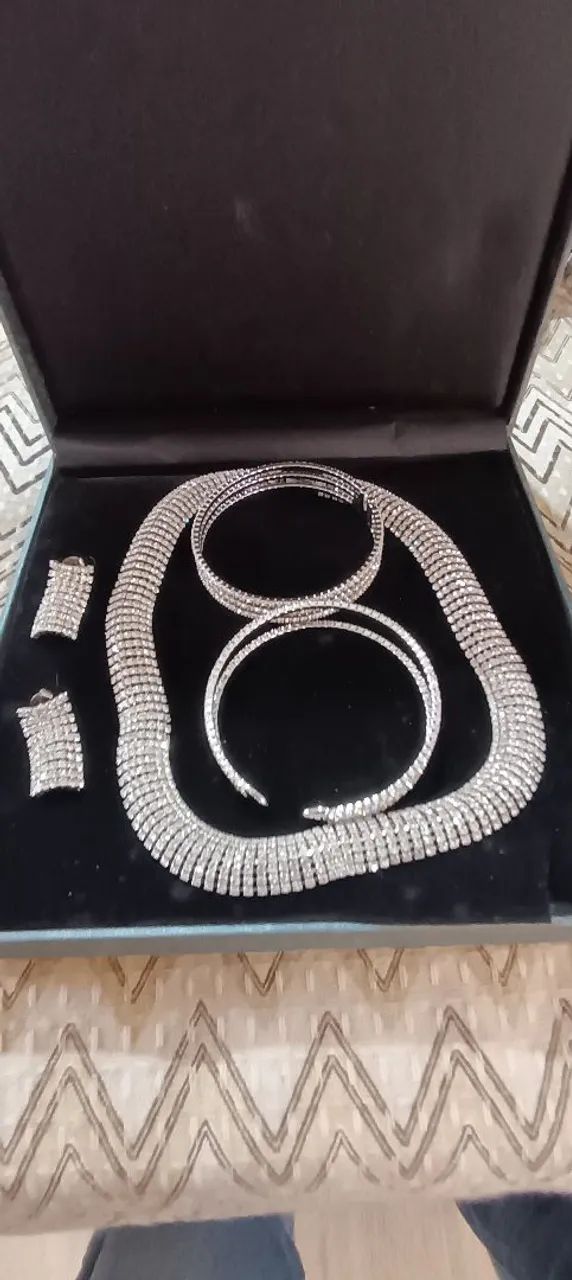 CONJUNTO COLAR, BRINCOS E PULSEIRAS STRASS. 