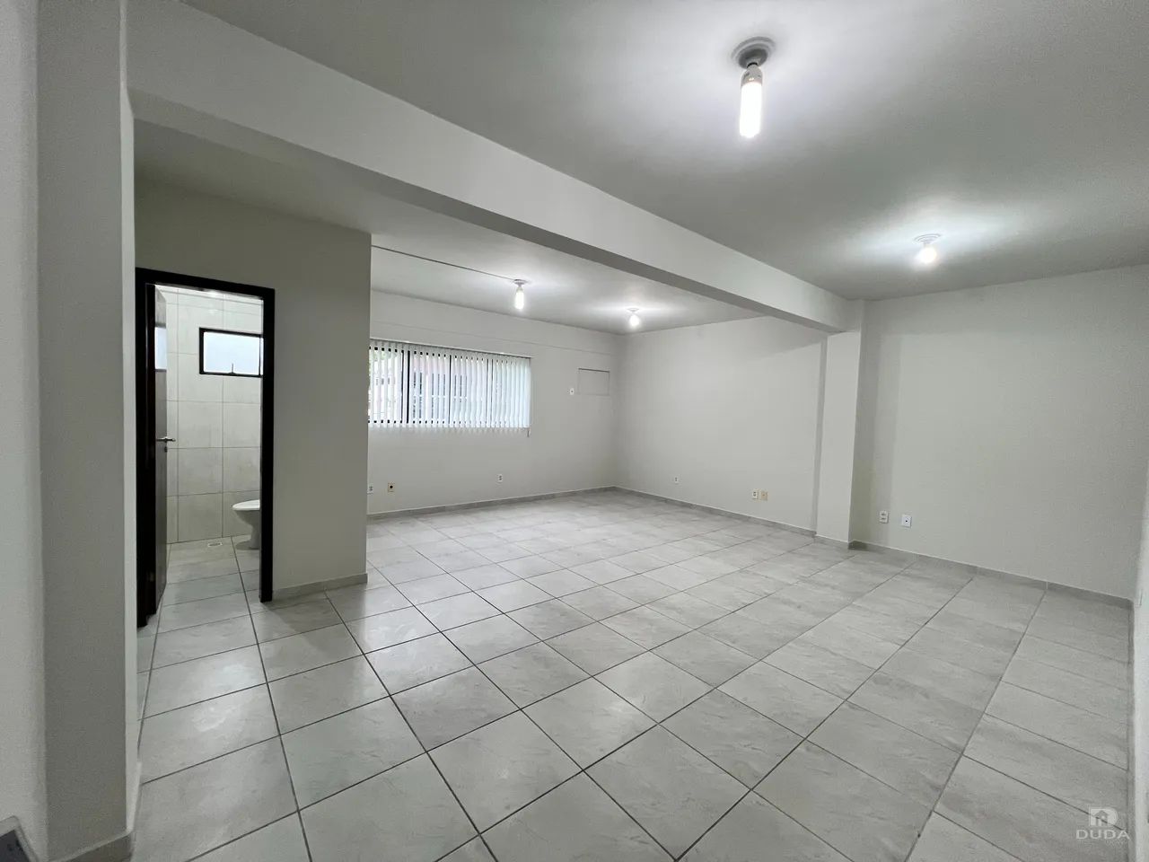 Sala comercial com 47 m² e 01 banheiro - Foto 2