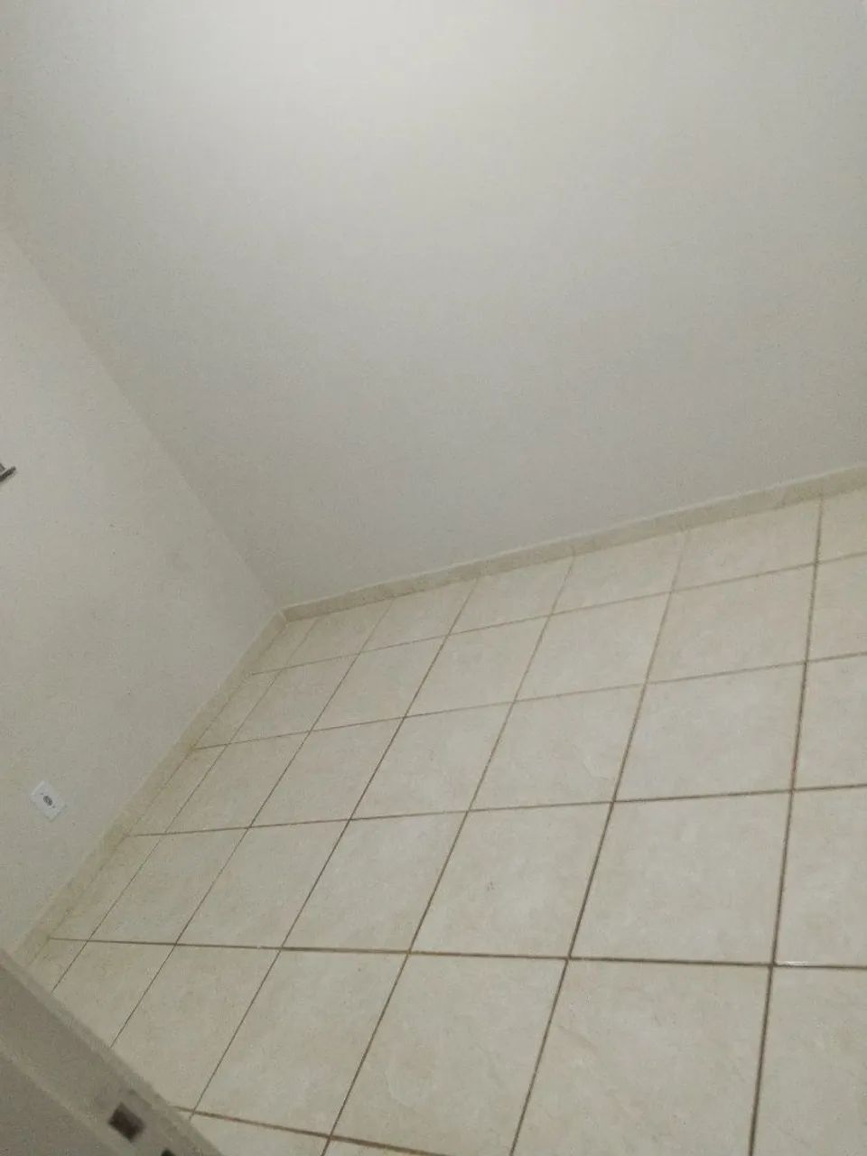 Aluga-se quarto 
