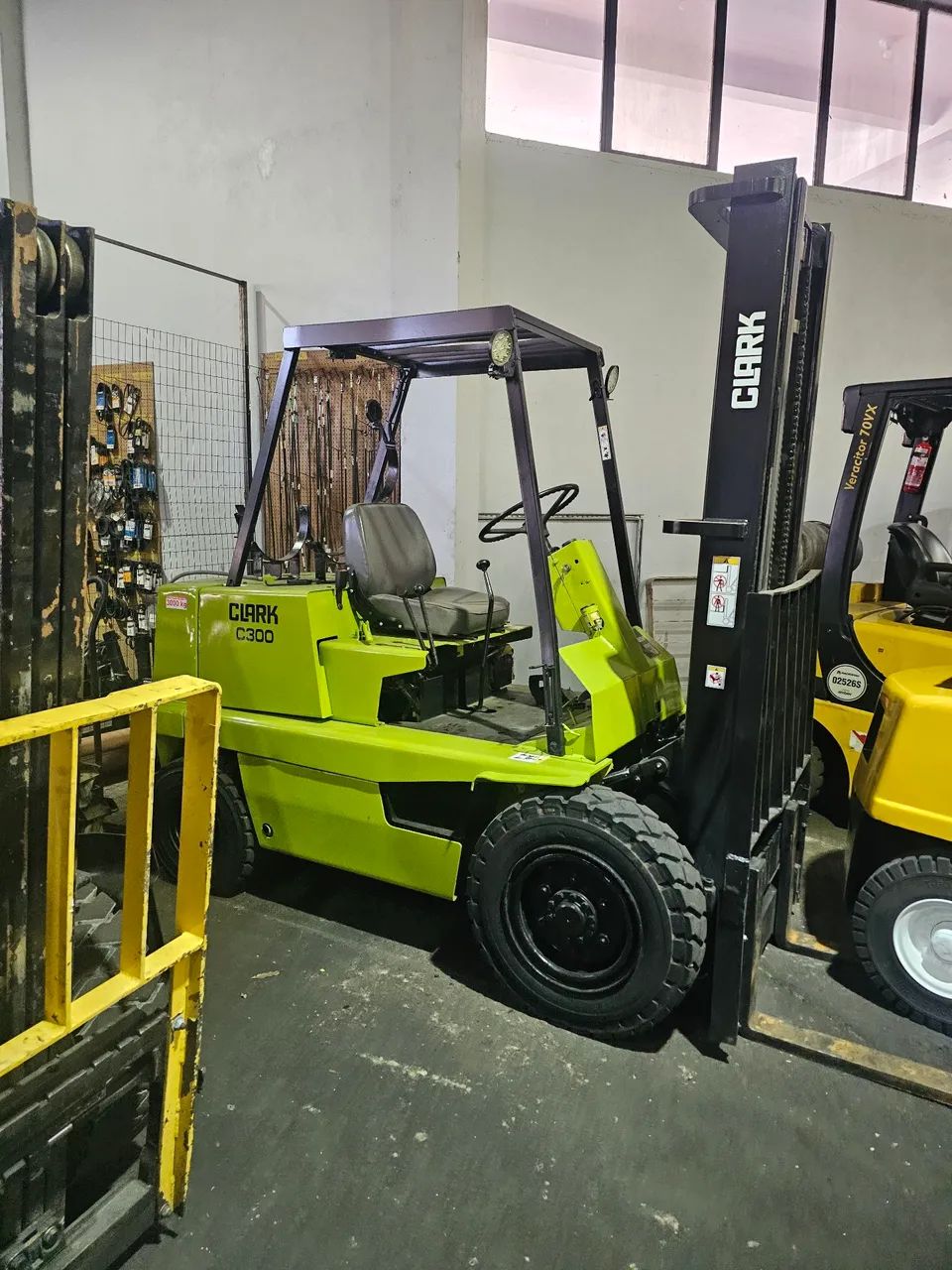 Empilhadeira Clark c300 glp  - Foto 2