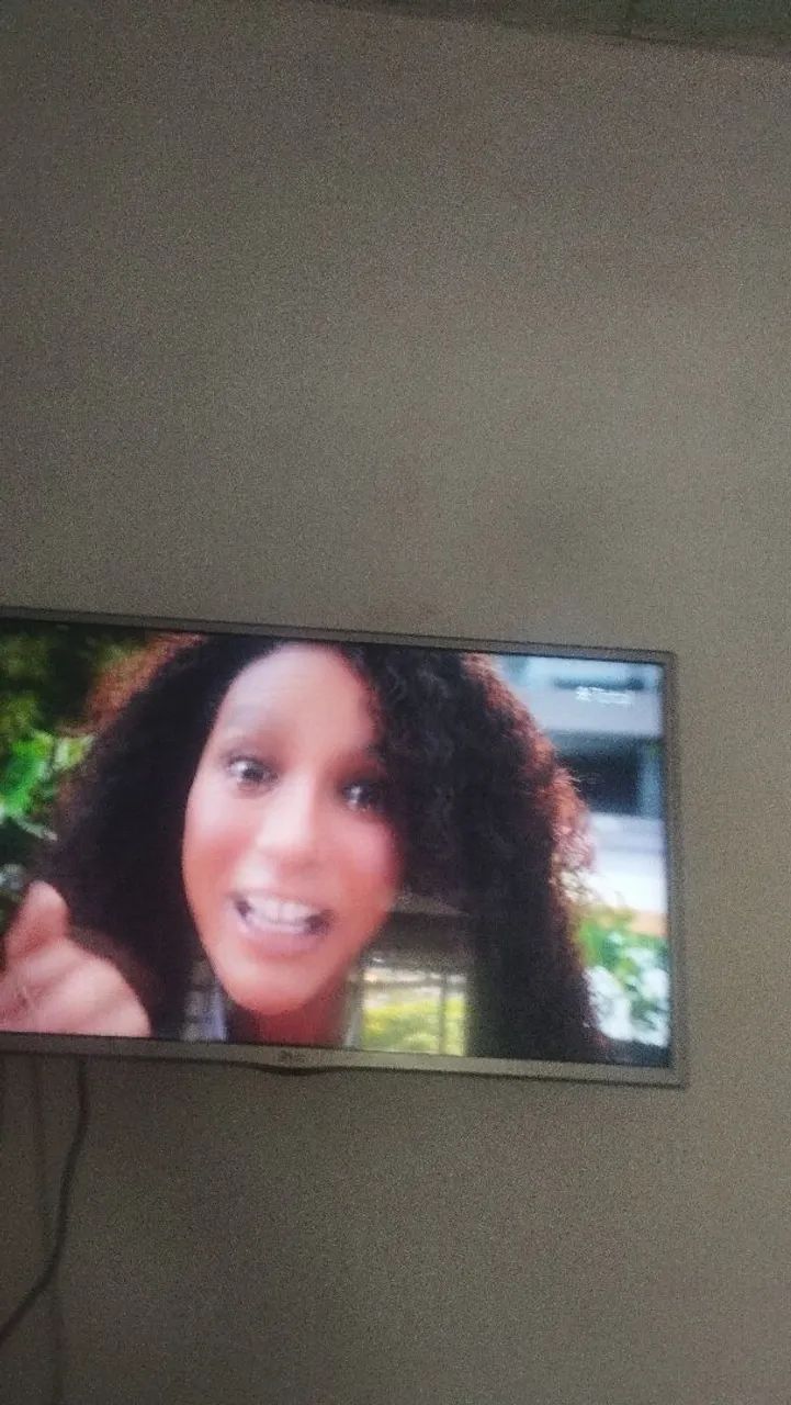 Tv 32" polegadas não é smart é led tela fina