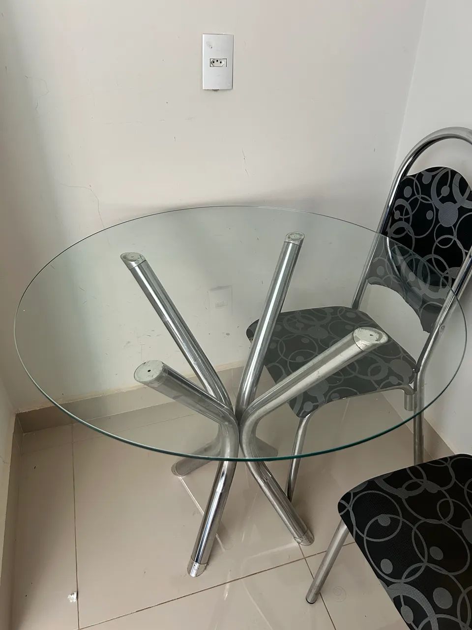 Mesa de vidro com 4 cadeiras  - Foto 2