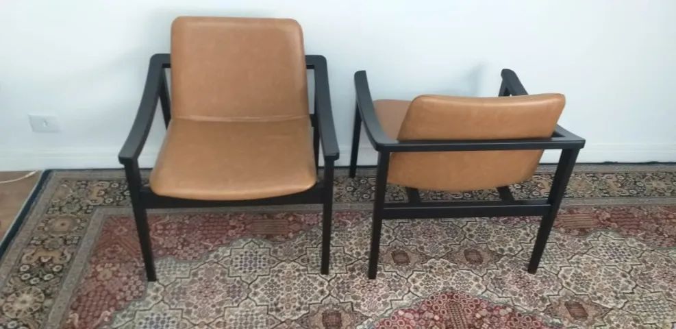 Duas poltronas de couro cor conhaque em laca preta impecável (preço do par) - Foto 2
