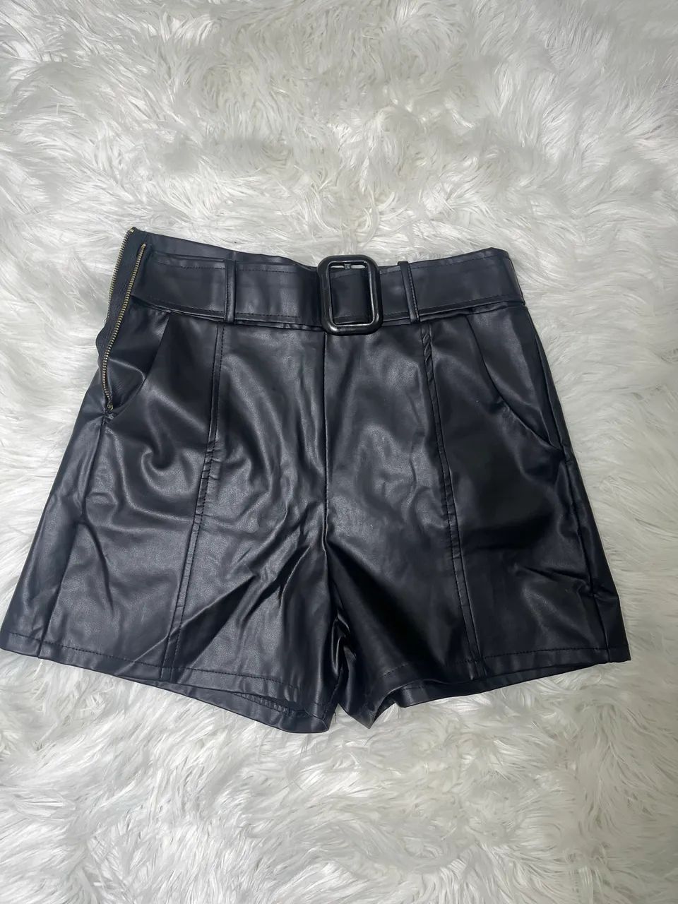 Shorts de Couro Preto com Cinto - Foto 2