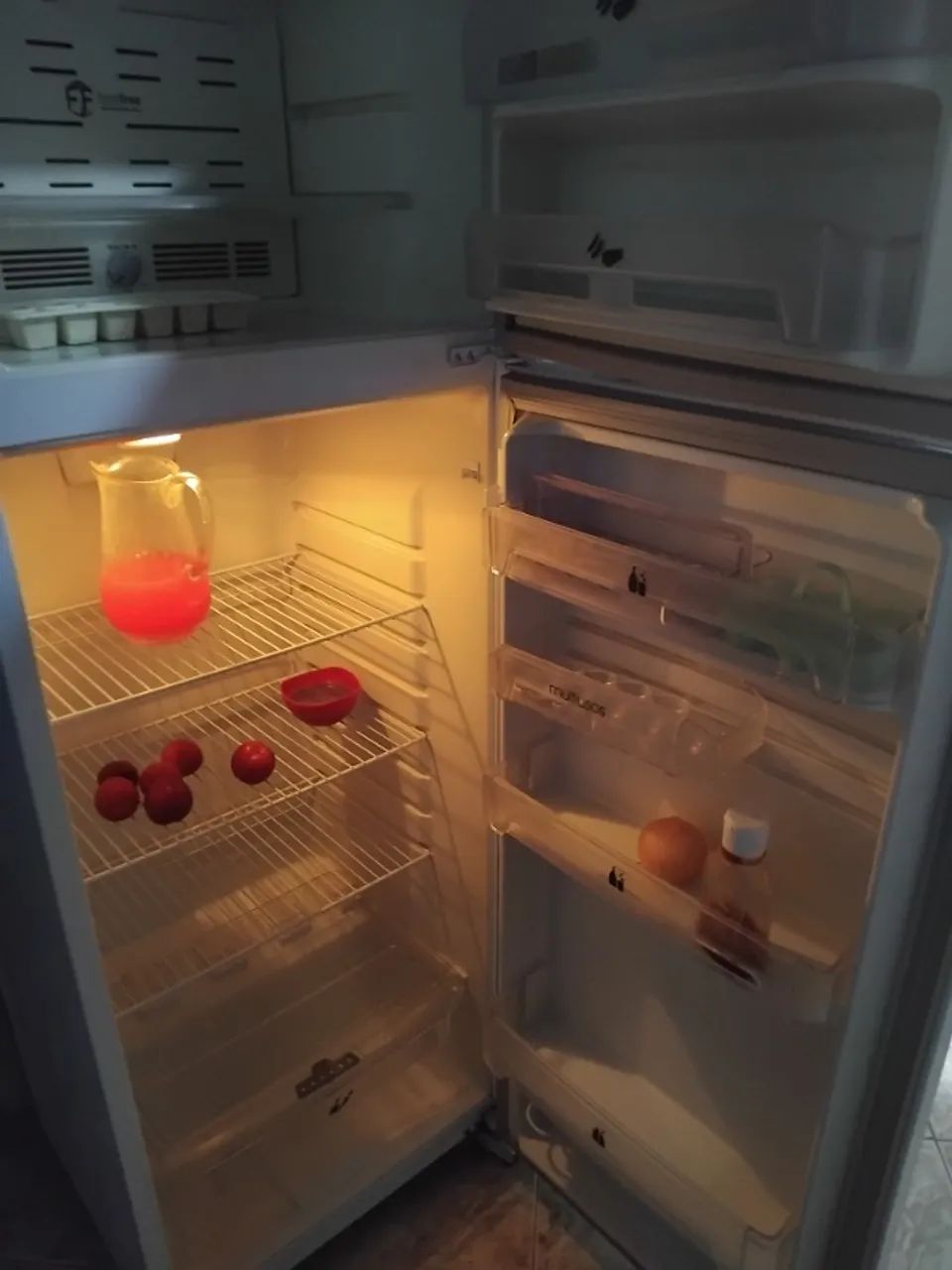 Vendo geladeira grande 600,00