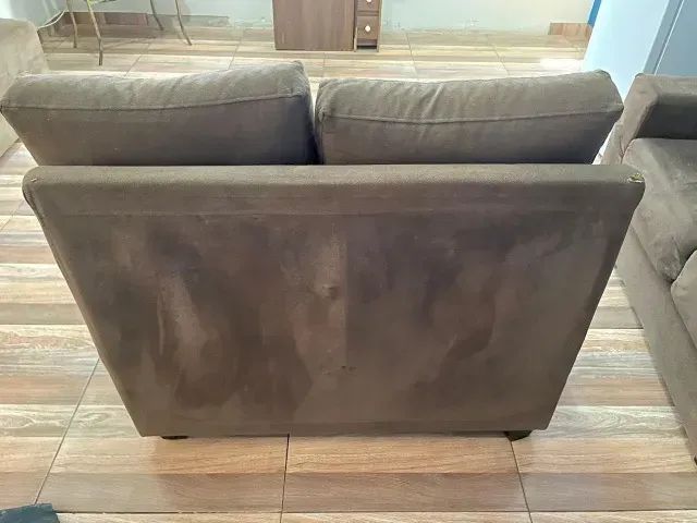 Sofá seminovo 3 e 2 Lugares marrom - Foto 4