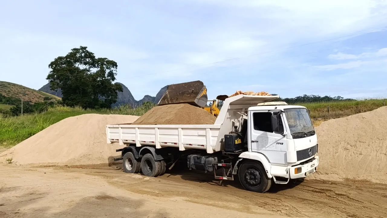 Caminhão caçamba 