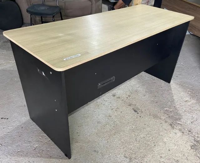 Escrivaninha de mdf, preta e amarela. - Foto 4