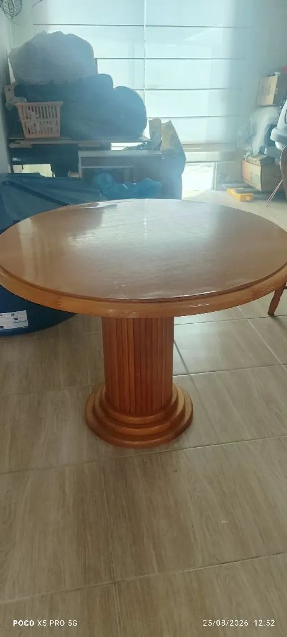 Mesa e cadeiras
