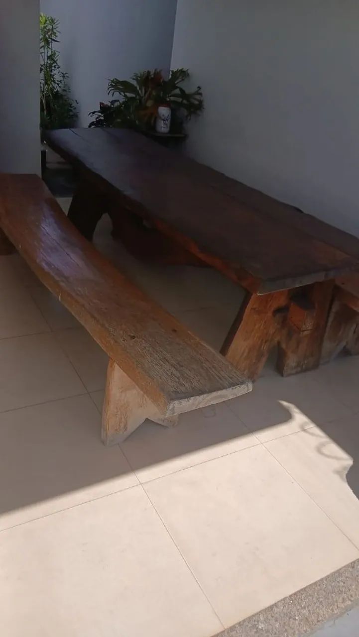 Vendo mesa de madeira maciça.