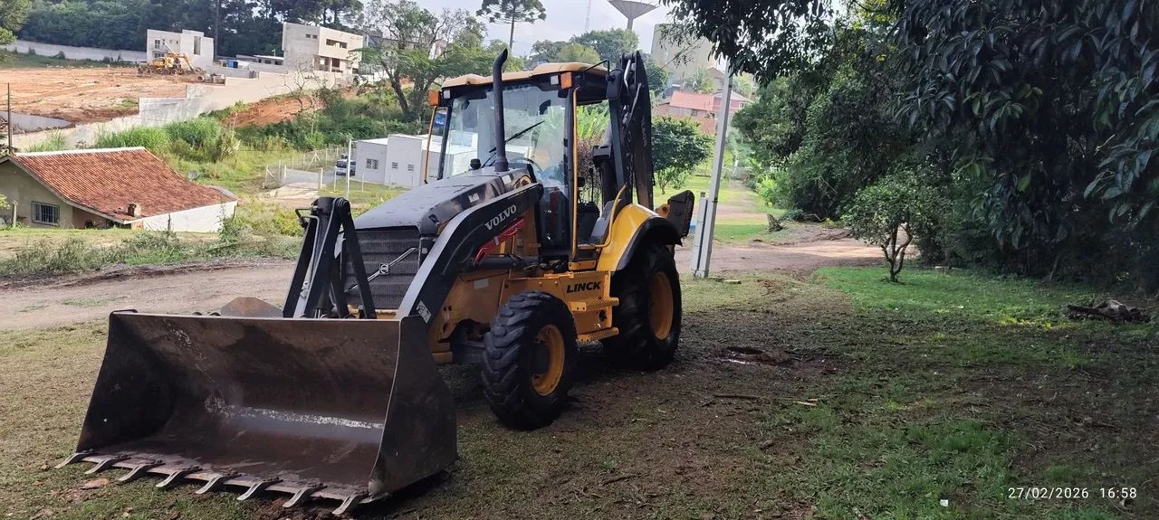 Vende-se Retroescavadeira 4x4 - 4.900h de uso - Foto 2