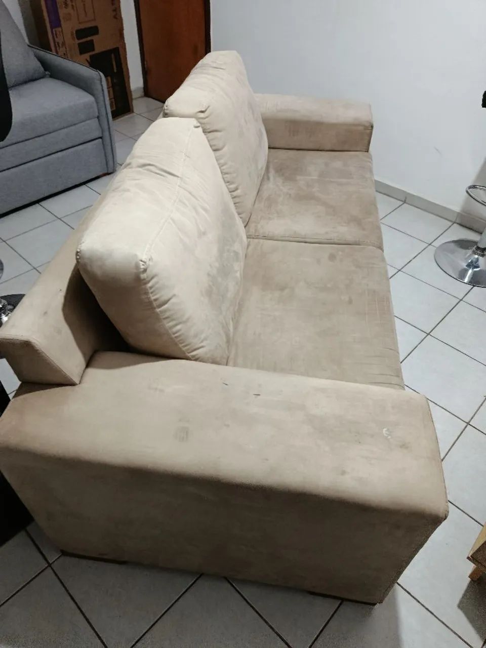 Sofá 2 lugares em suede bege - Foto 3