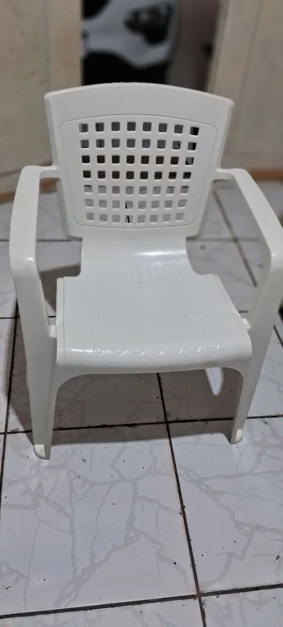 Cadeira de plástico resistente com braços  - Foto 2