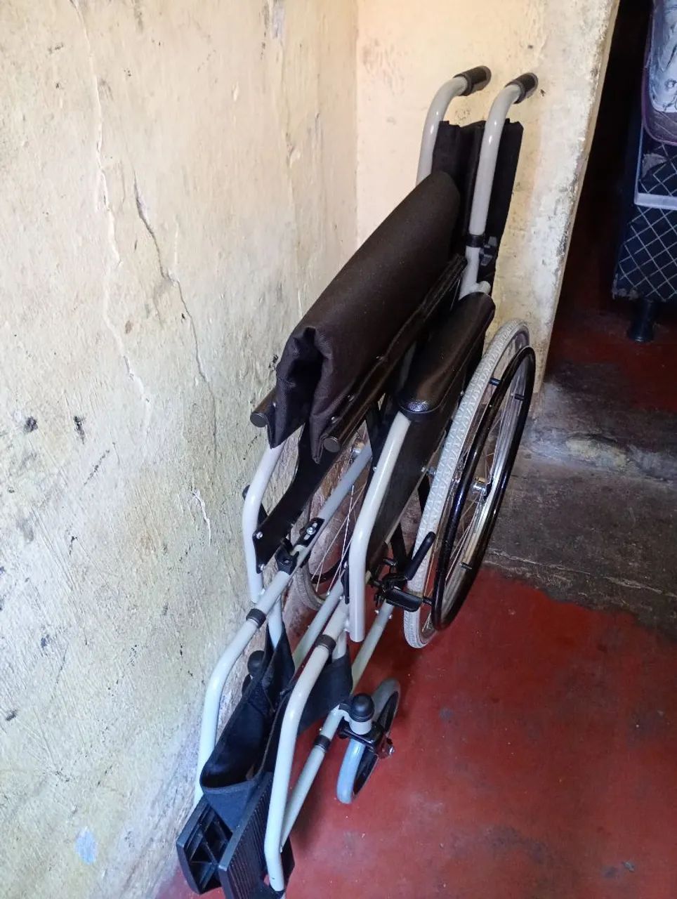 Cadeira de rodas zerada marca Dellamed sup 100kg ass 45cm  - Foto 3