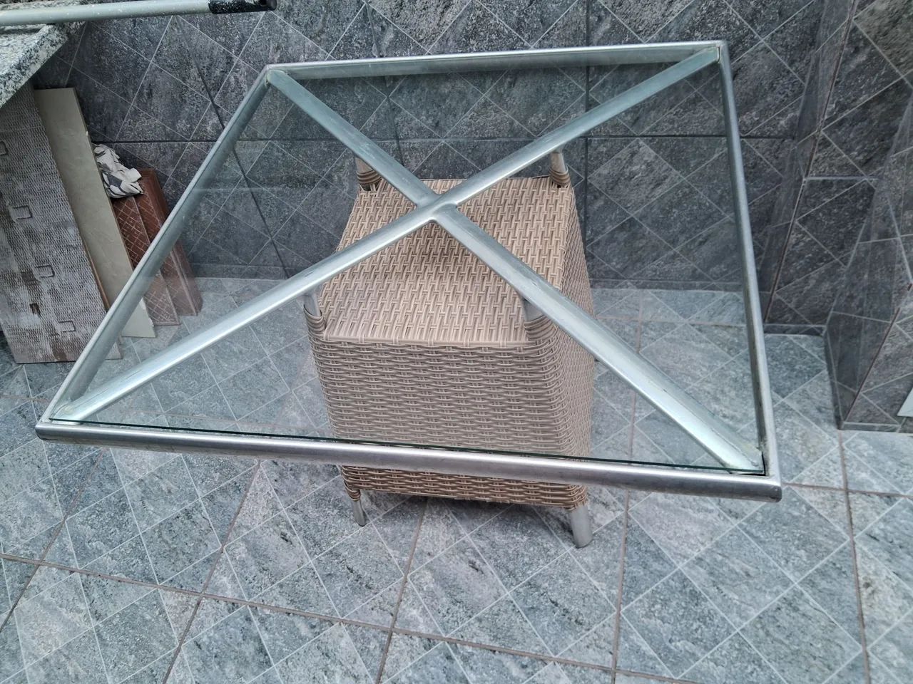 Mesa de alumínio com tampo de vidro e 4 cadeiras - Foto 4