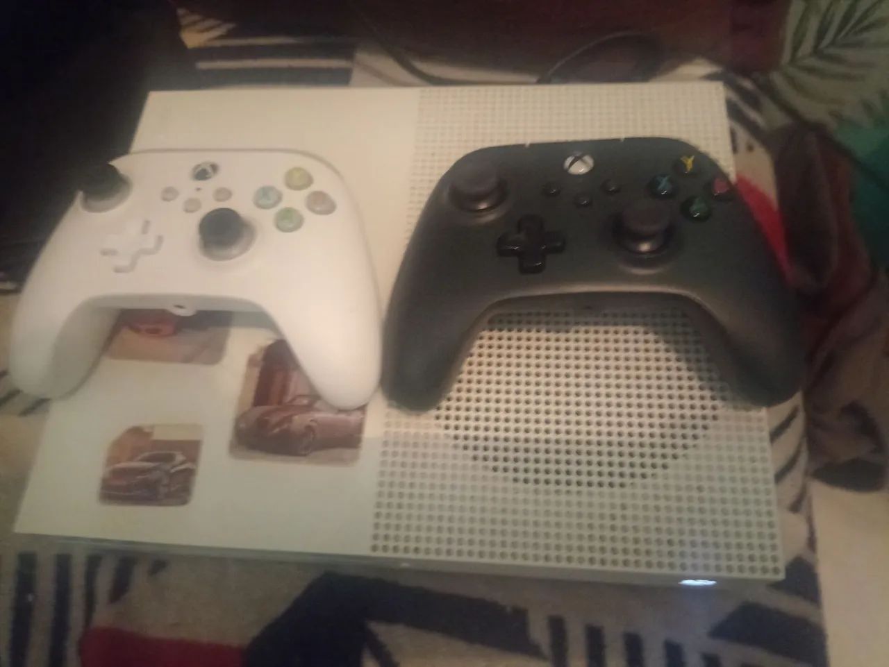 Xbox one S (usado) com dois controles. 1300 Reais 